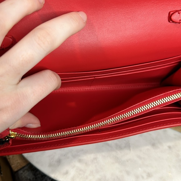 Burberry Logo Embossed Leather Crossbody Wallet - Picture 13 of 16